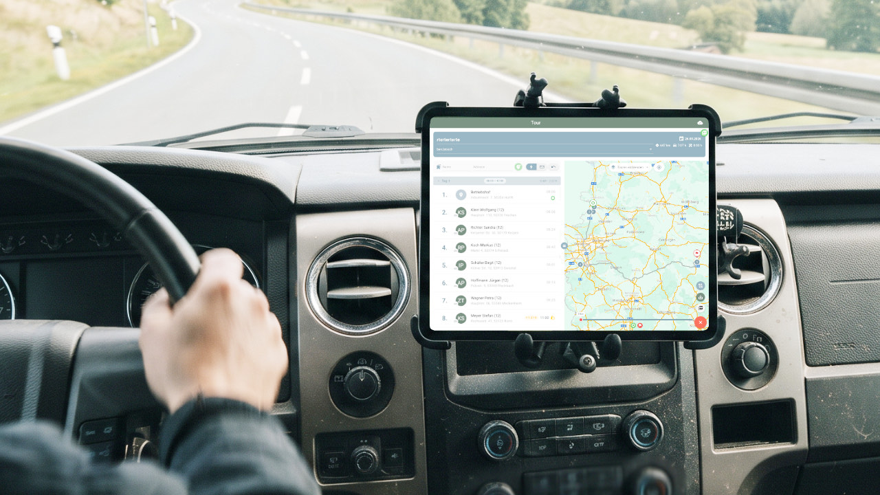 Tablet am Armaturenbrett eines Transporters, darauf der Tourenplan mit den Stopps des Tages und der Karte